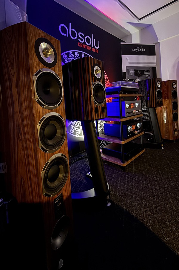  040826.stphmtlcentrehifispeakers3.jpg