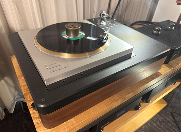  050926.stphaxponafernrobyturntable1.png