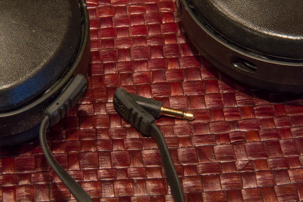 Audeze_SINE_Photo_CableEntry